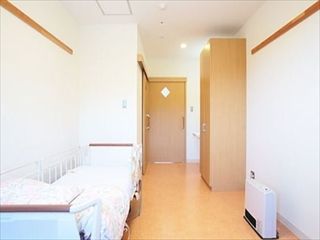 一人用の小さな部屋の様子。収納と介護用ベッドが置いてある施設内の居室