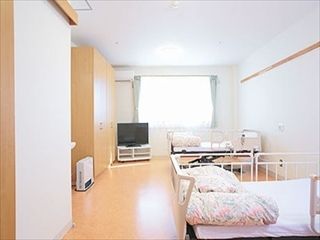 ベッドが二つ置ける広めの二人部屋の様子。奥の窓のそばにテレビが置いてある
