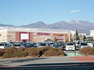 奥のほうに山々の見事な景観が見えている様子。手前に大きなショッピングモールがある