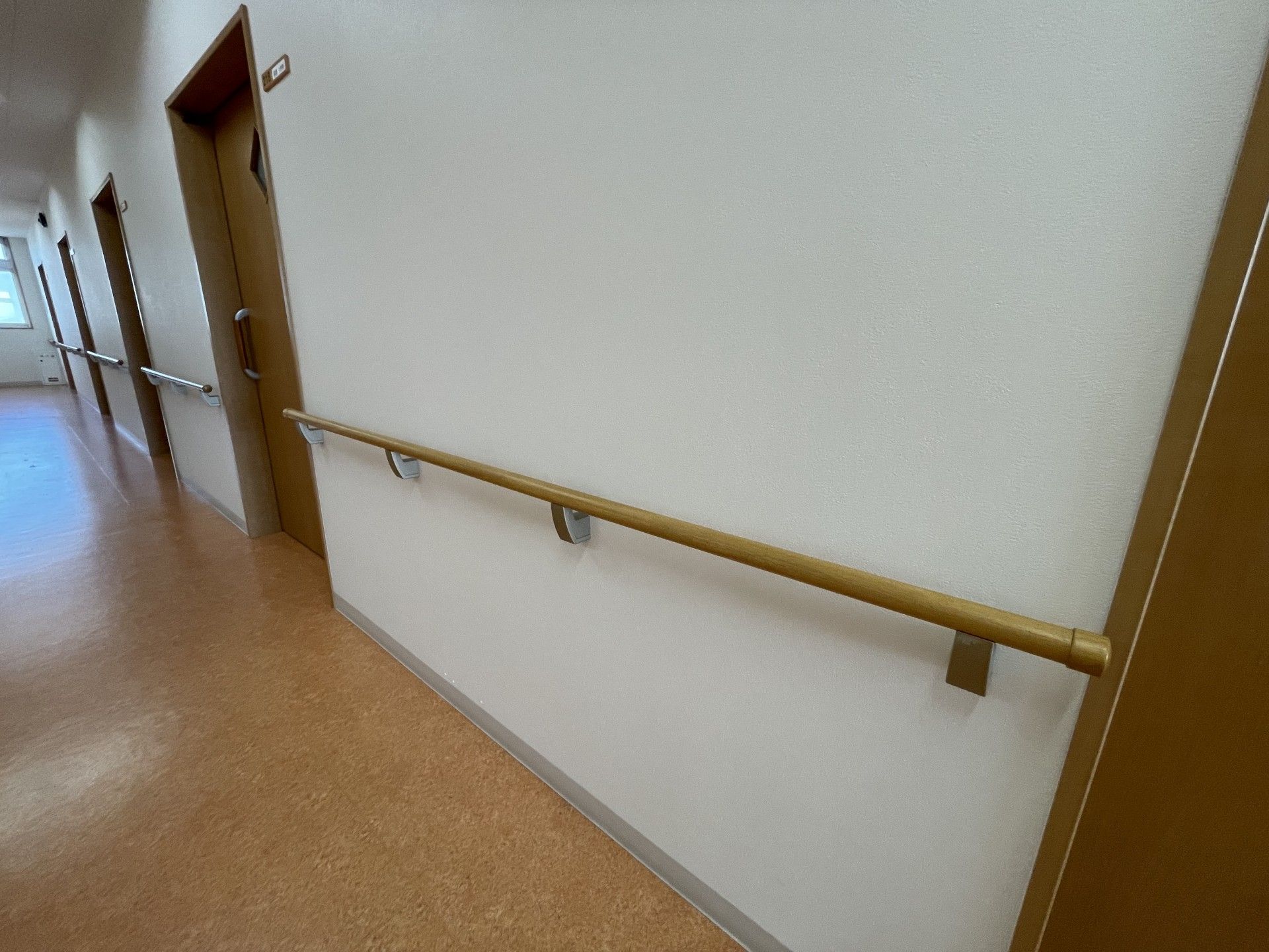 手すり付き廊下