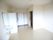 居室はバリアフリーになっており、トイレや洗面台、クローゼットが備わっている。部屋の出入口には、玄関が設けられている。