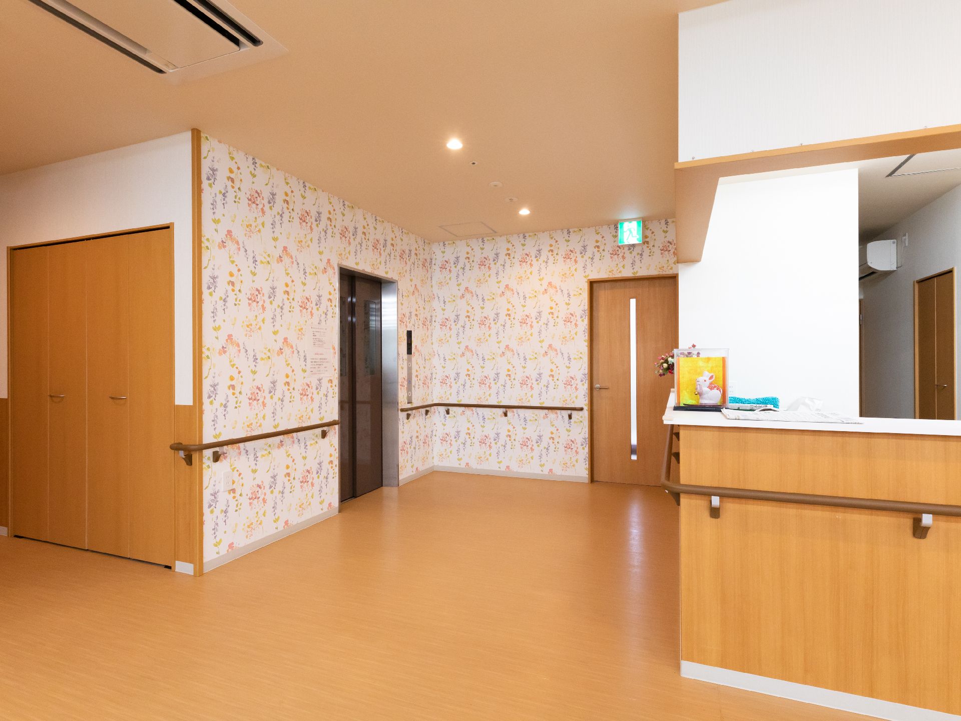 壁に手すりが取り付けられ、バリアフリー化されている廊下