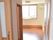 大きな窓が付いたフローリングの部屋にはエアコンが付き、収納やトイレのようなドアがある。