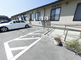 介護施設の外観と駐車場