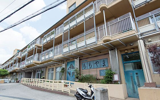 明るい外観の建物正面
