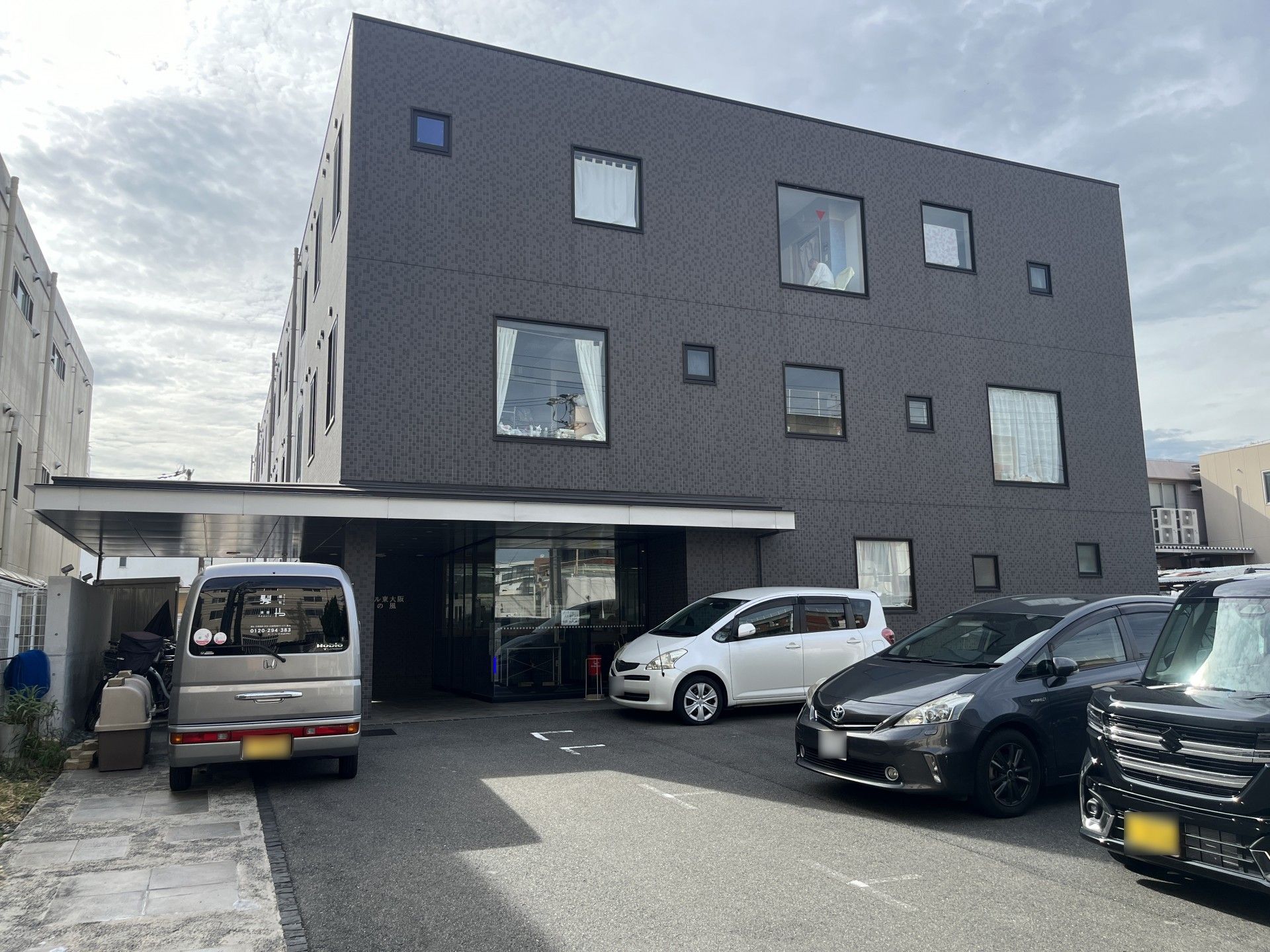 モダンな建物のエントランス
