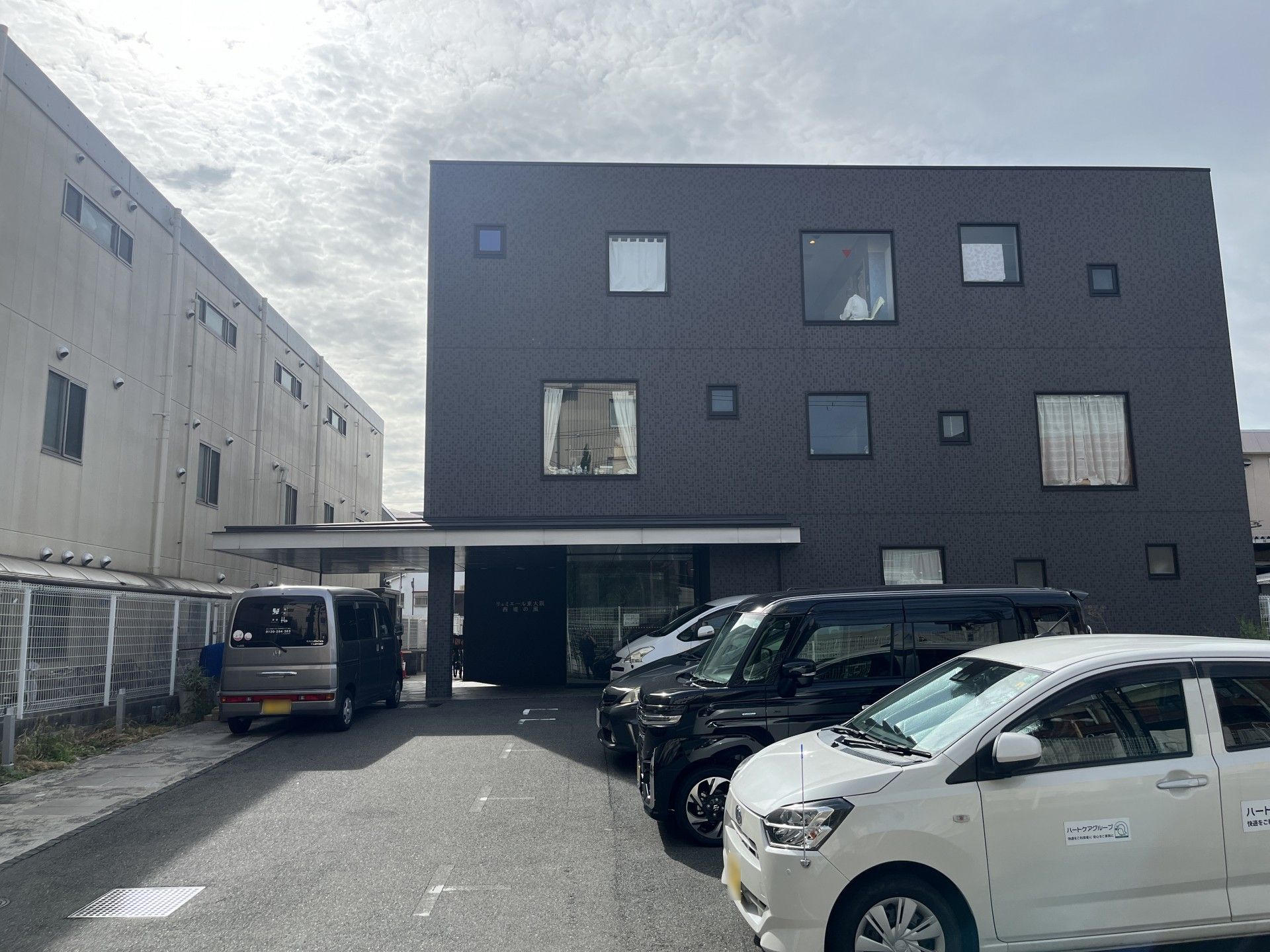 白いゆったりとした服を着た高齢女性と笑顔で話している車いすの高齢男性。