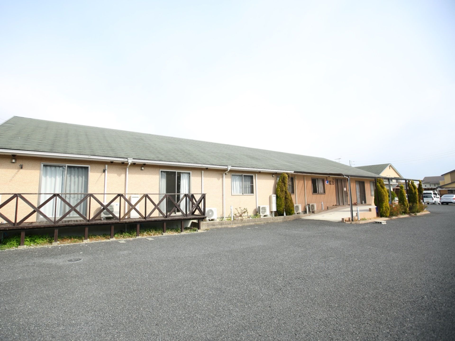 横に長い、平屋建ての建物である。一部分に木製のベランダが設置されており、建物の周囲には植物が植えられている。