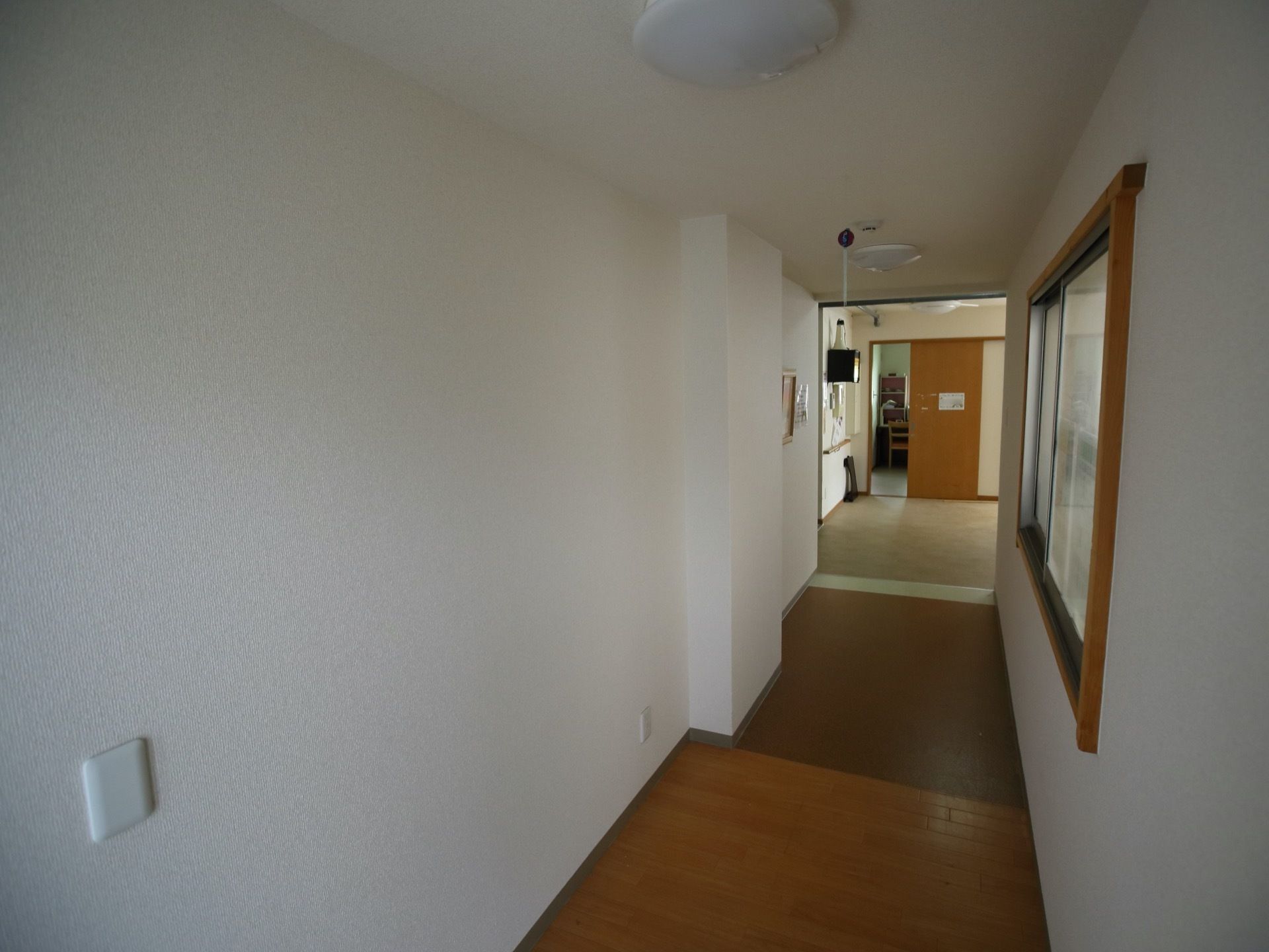 玄関ホールへと繋がる通路である。物が配置されず、整然とした通路で、入居者様が行き来しやすいようになっている。