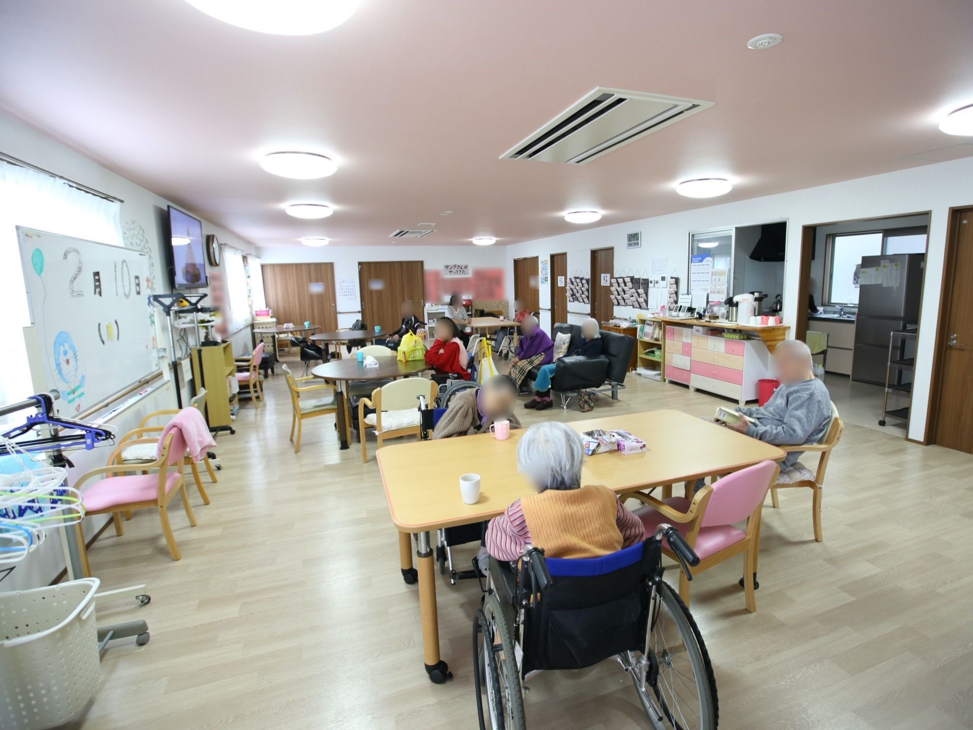 キャスター付きのテーブルで、入居者様が使いやすいよう、テーブルを移動させることができる。肘掛け椅子やソファがあり、快適に座れる。