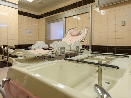 寝たきりの姿勢にも対応した機械浴槽の様子。施設内にある介護仕様の浴槽