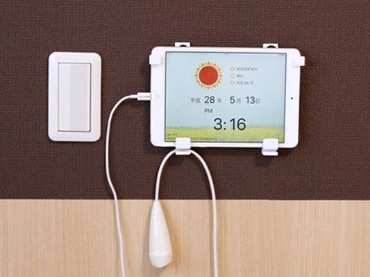 居室内に取り付けられているiPadの様子。会話ができる装置の写真