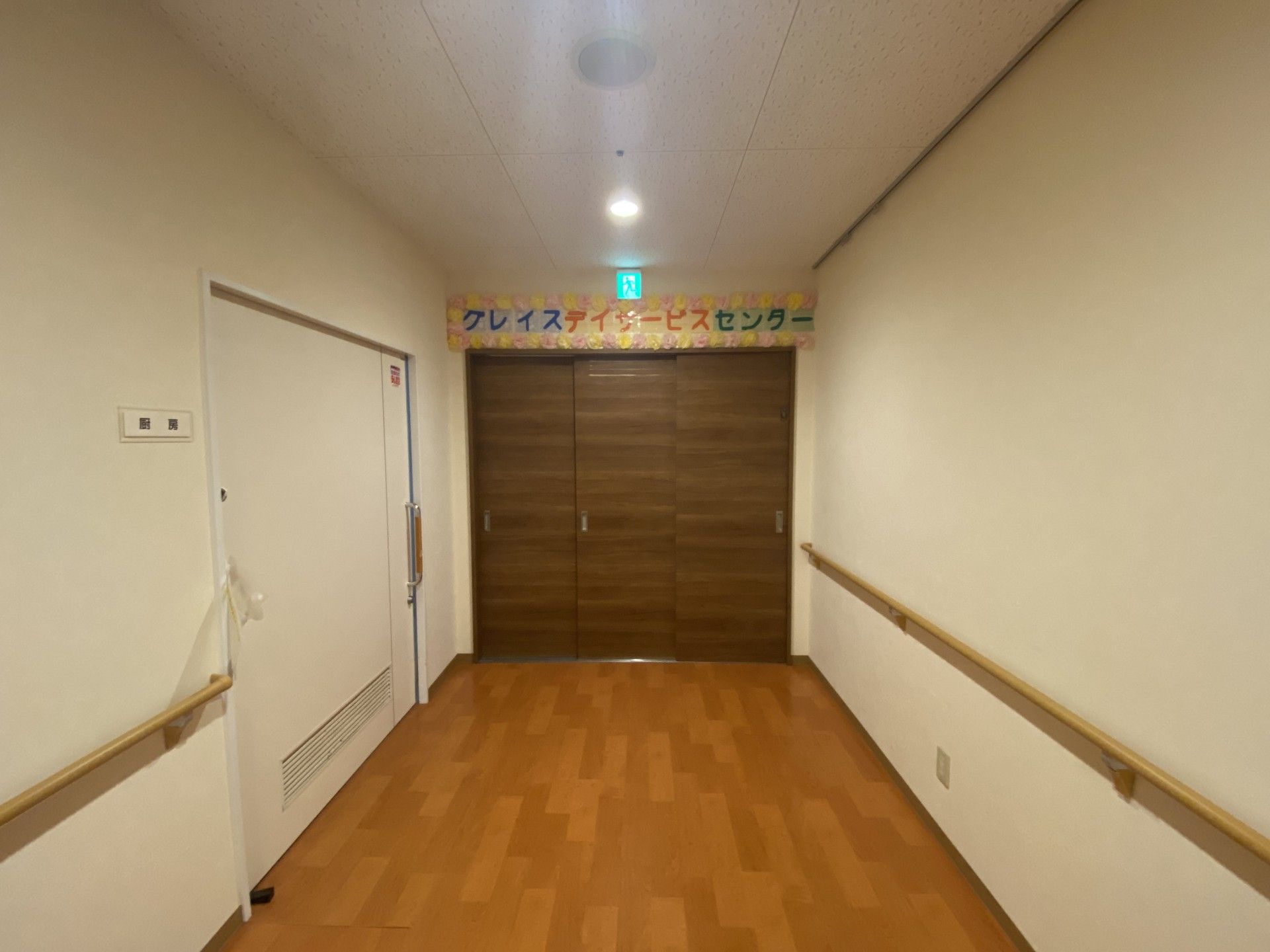 明るい廊下のアクティビティルーム入口