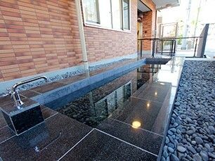 横に長いタイプの足湯の様子。施設内に設けられている足湯設備