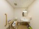 バリアフリー設計のトイレ空間