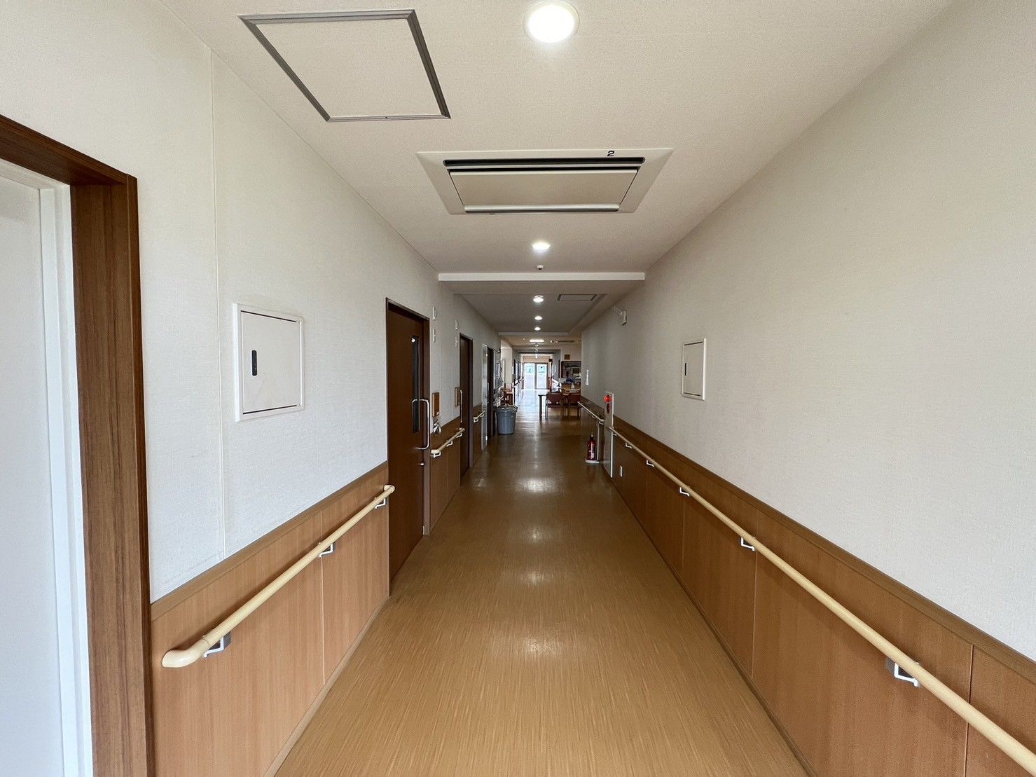 明るく清潔な廊下