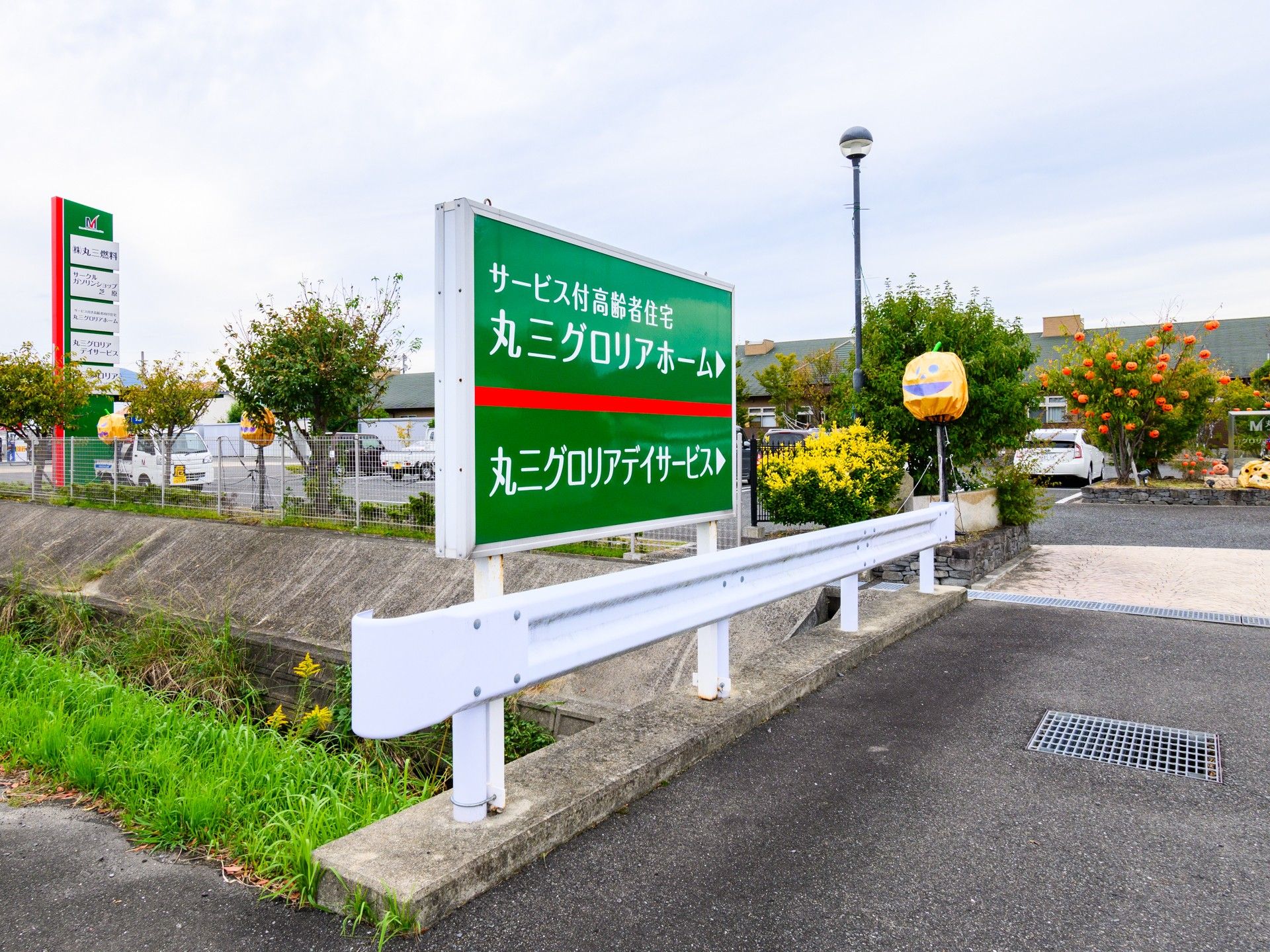 緑豊かな入口案内看板