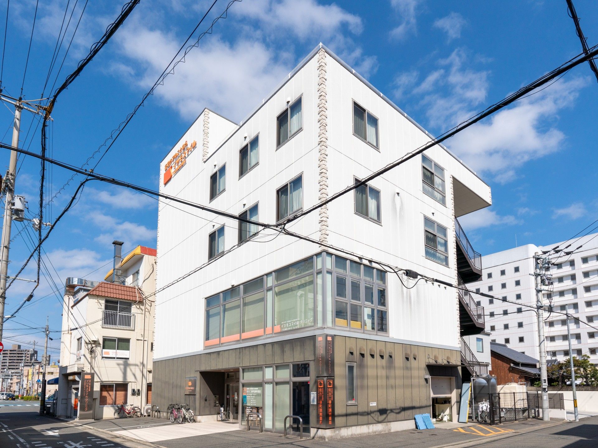 白い外壁の建物
