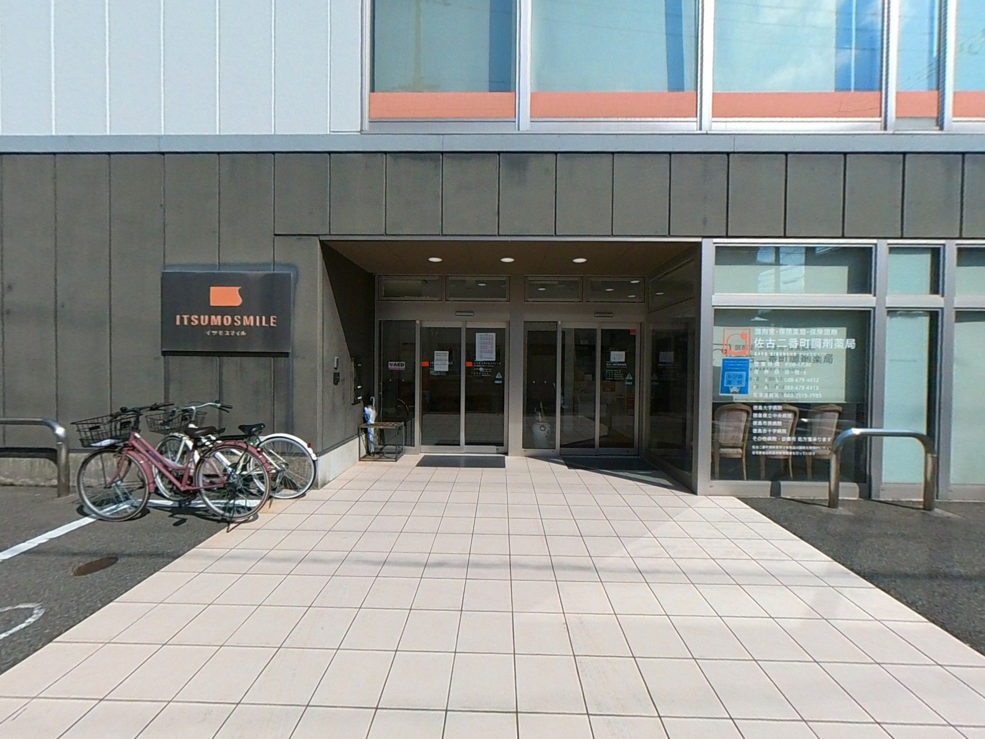 自転車が並ぶ玄関