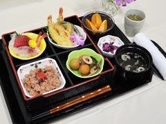 赤飯とおかず類が並んでいる施設内で出される食事メニューの様子