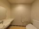 バリアフリーのトイレと洗面所