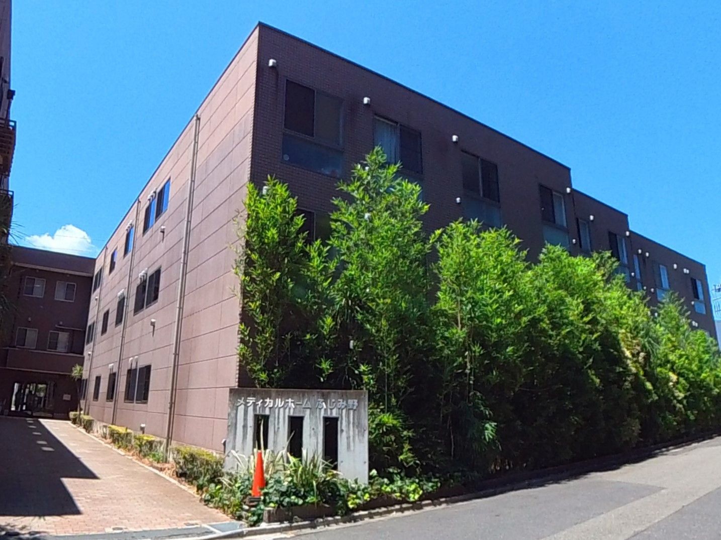 緑に囲まれた建物外観