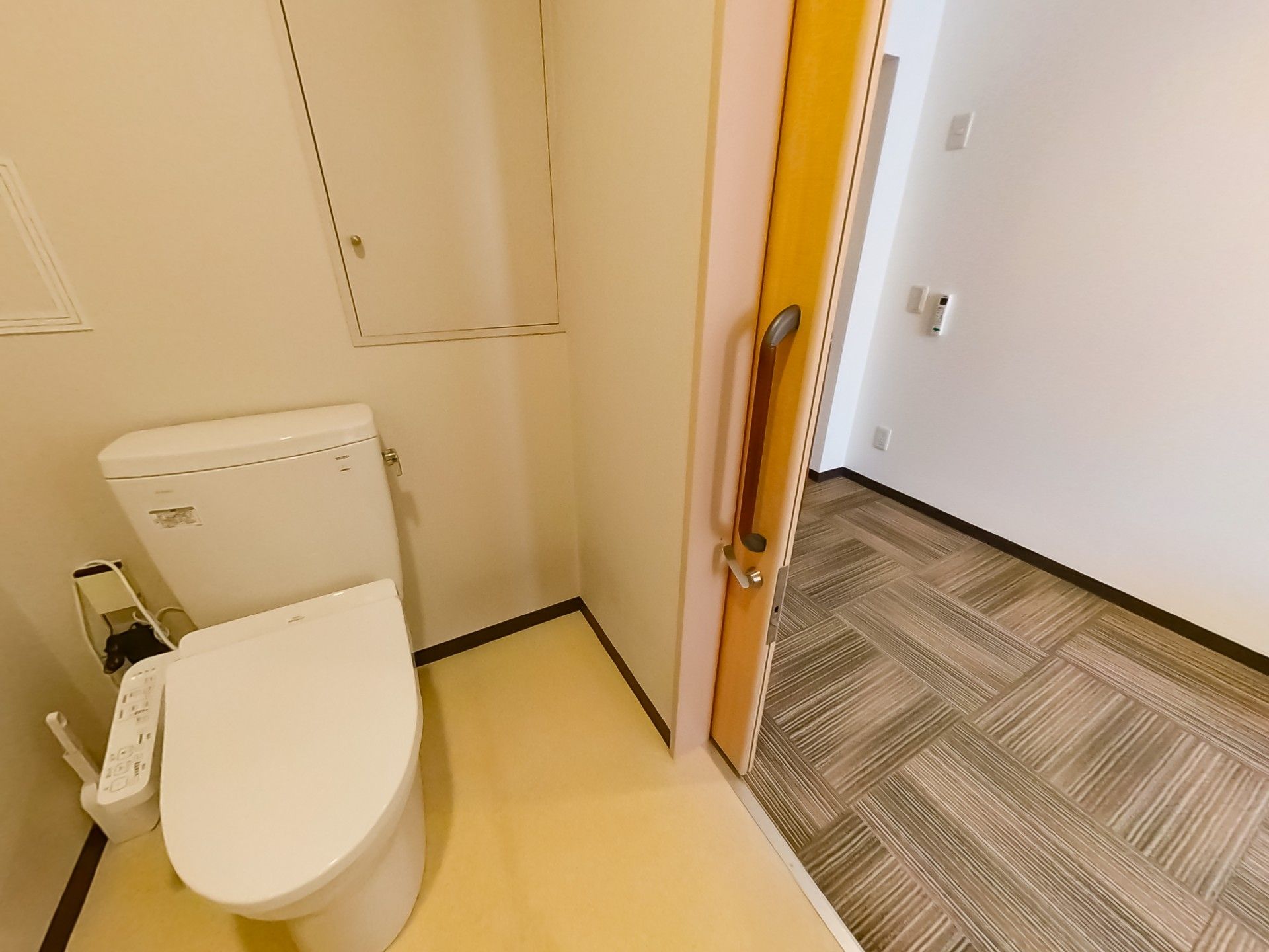 手すり付きのトイレ