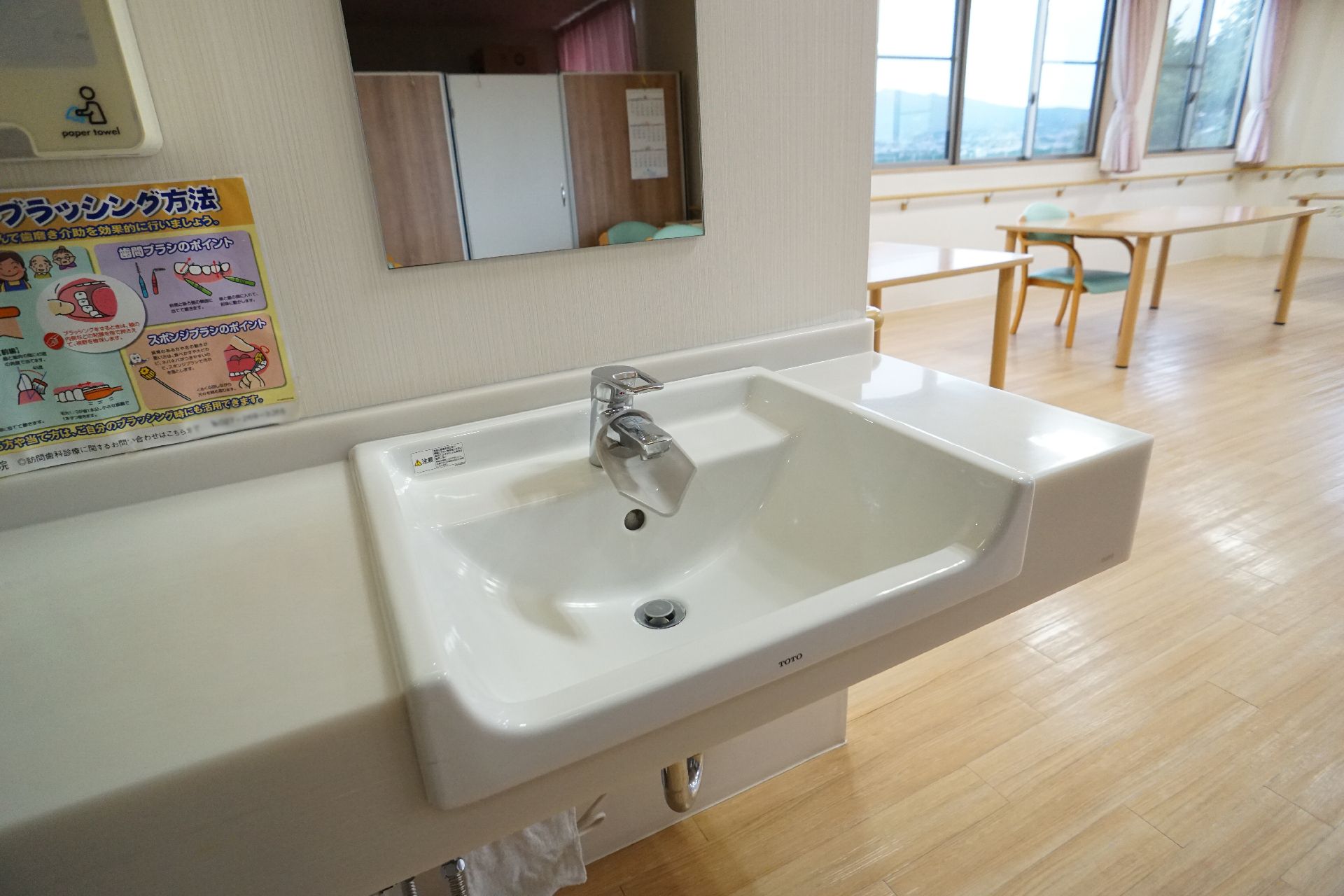 体に負担がかからないように、座ったまま利用できる洗面台