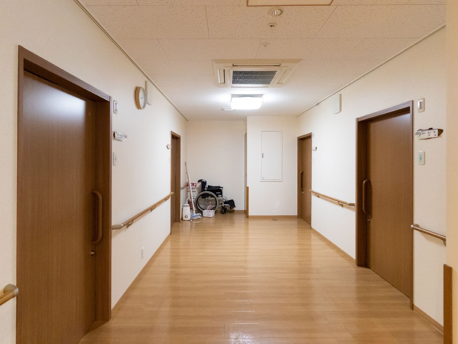 手すりを完備した廊下