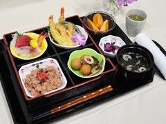 赤飯とてんぷらなどおめでたい日のメニュー例。豪華な食事の様子