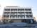 白色を基調とした、５階建ての施設である。１階部分のグレーとレンガ調のデザインがアクセントになっている。
