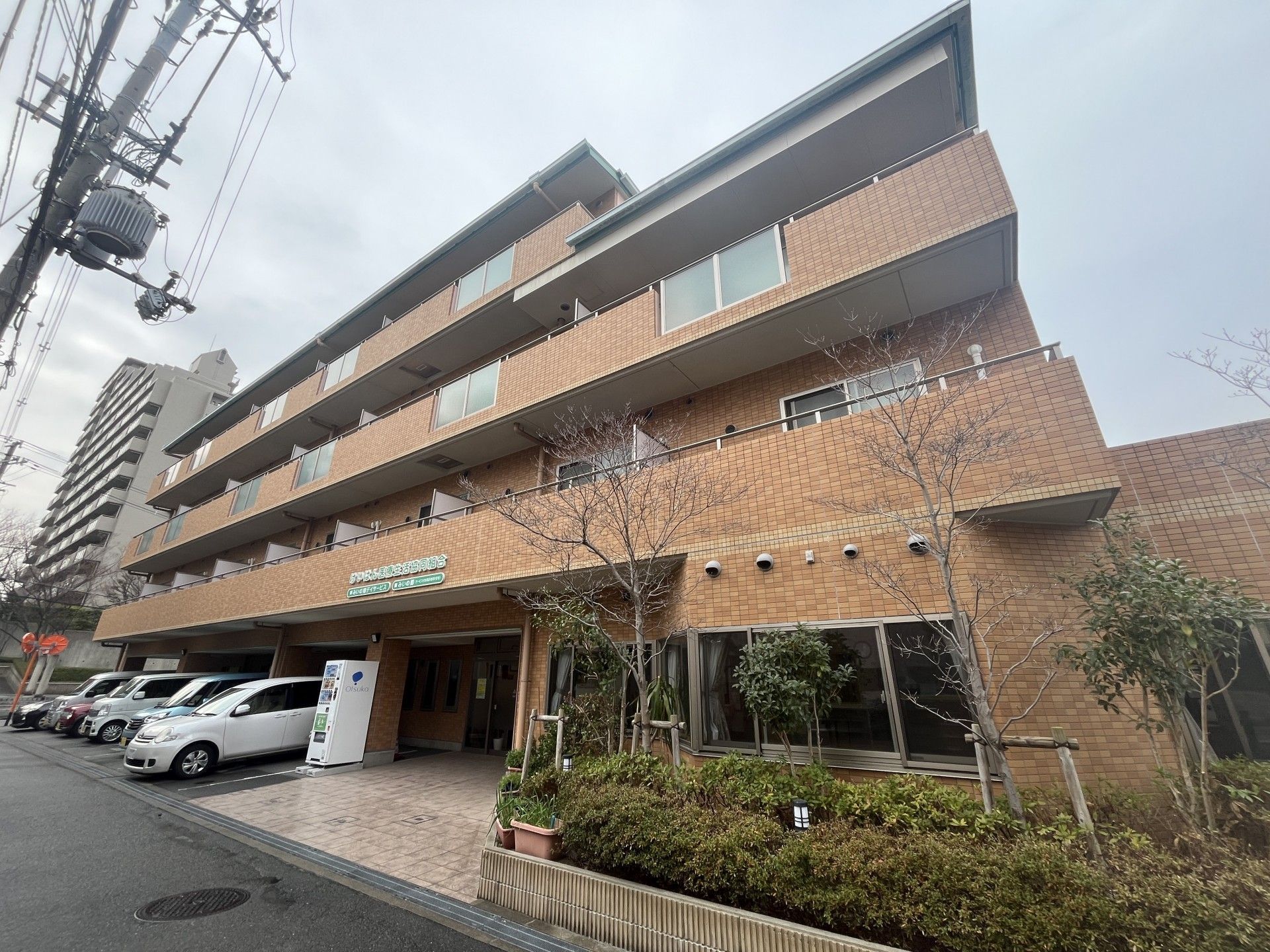 明るい外観の施設
