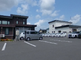 介護施設の駐車場と建物の外観