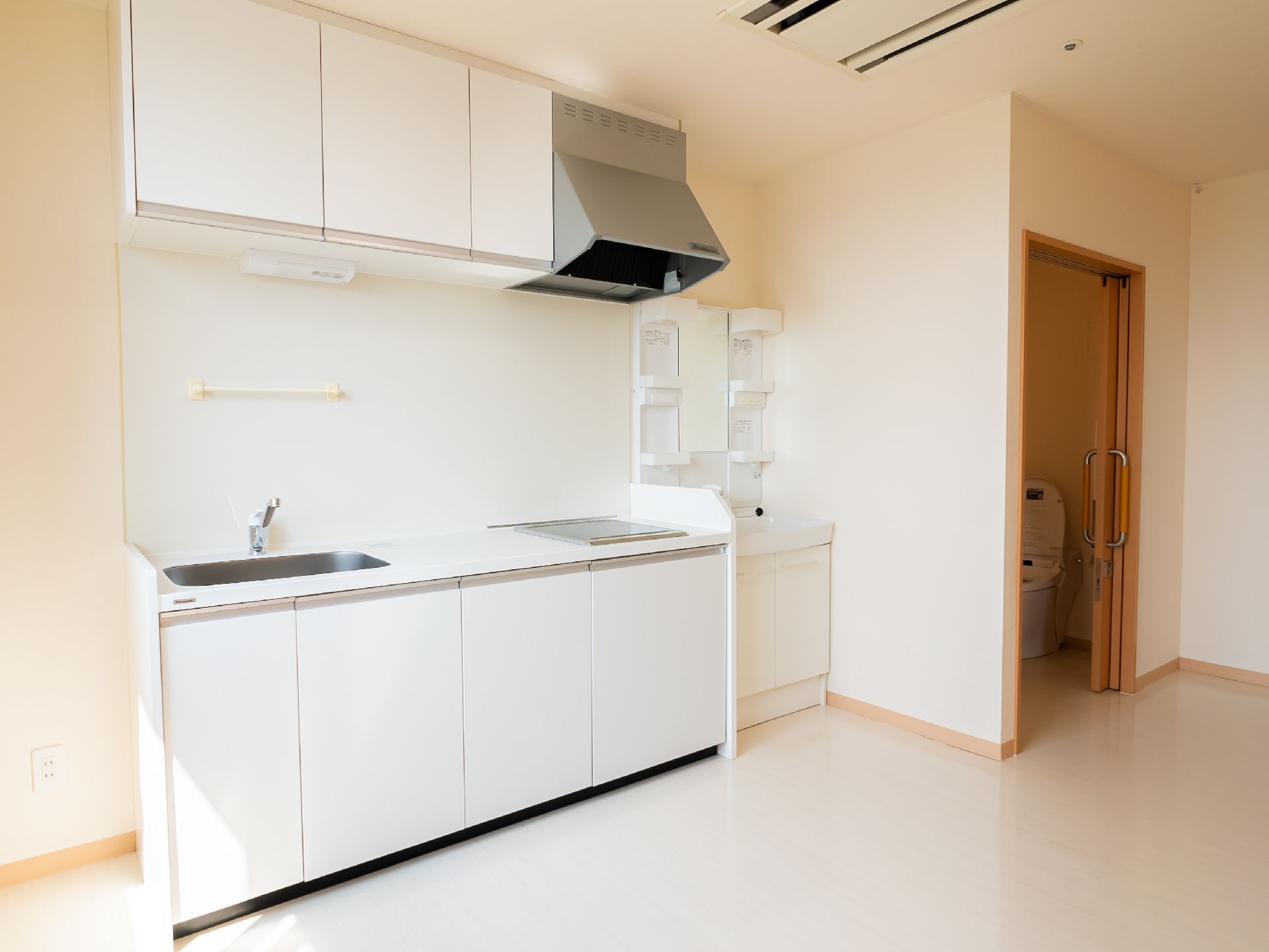 介護専用者から降りてくる男性と歩行を補助しようとしている女性スタッフの様子