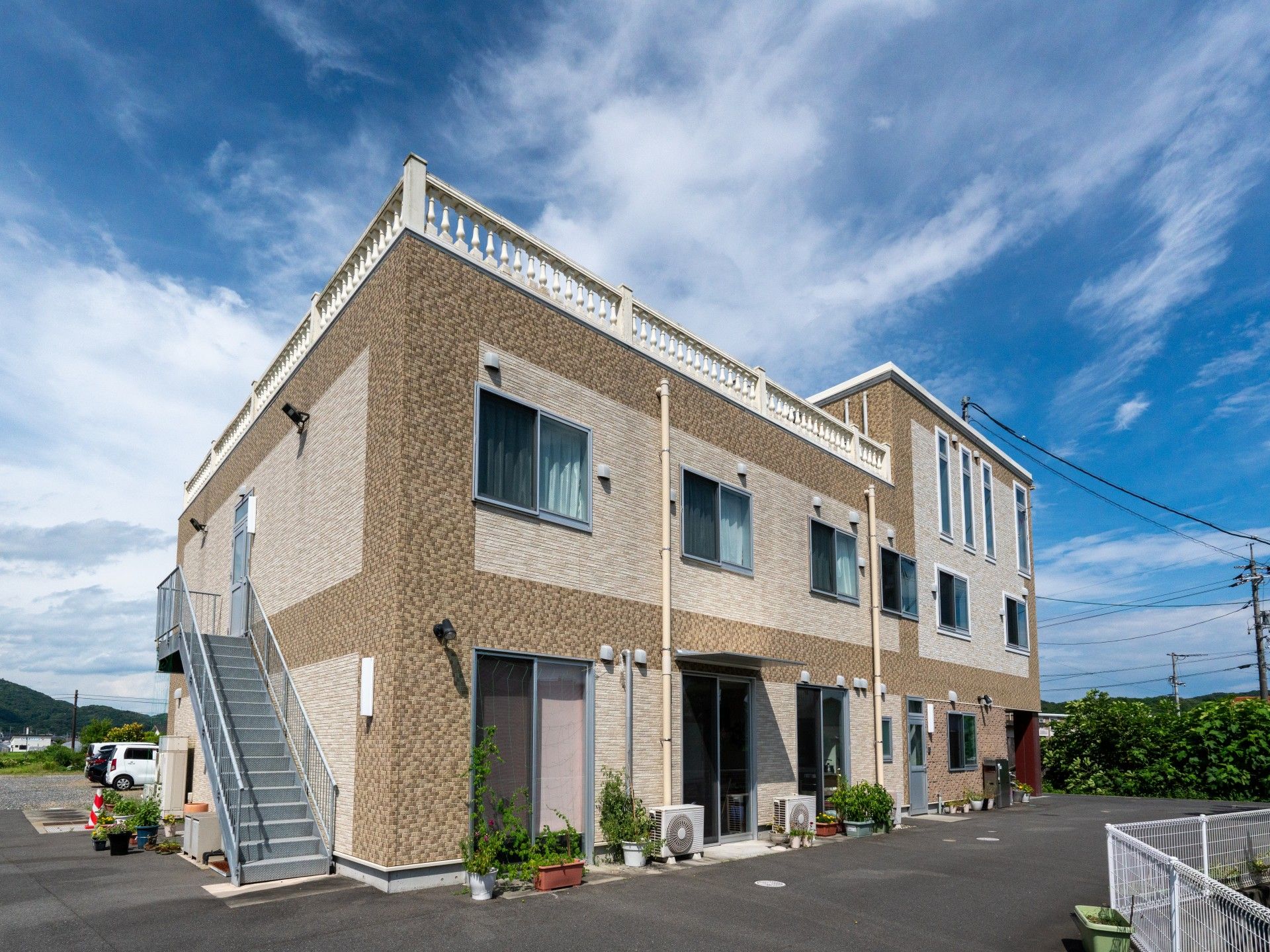 明るい外観の建物