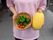 新鮮野菜を持つ手