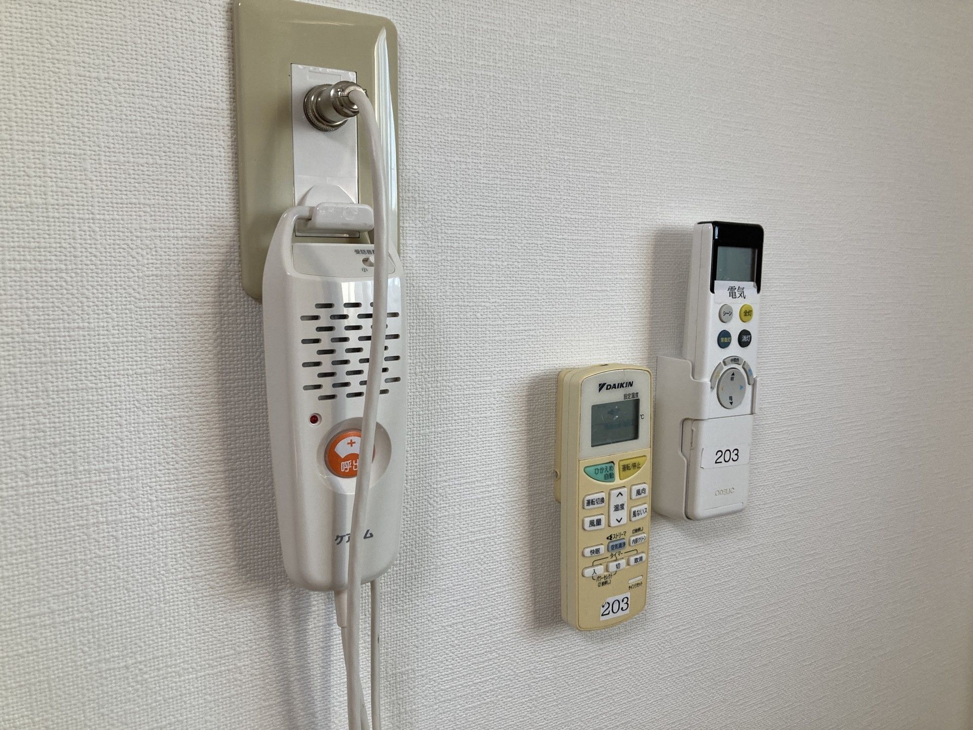 壁に設置されたリモコン