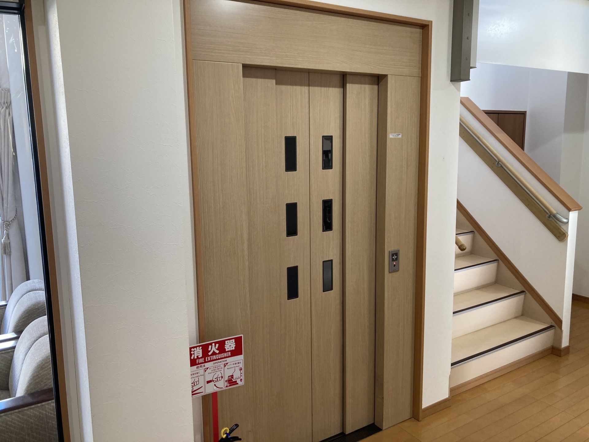 エレベーターと階段