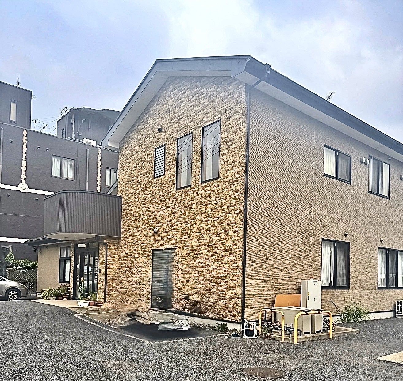 レンガ調の外壁の建物
