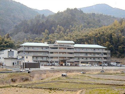 自然に囲まれた施設外観