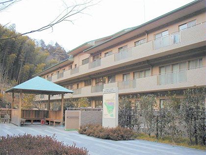 緑に囲まれた建物外観