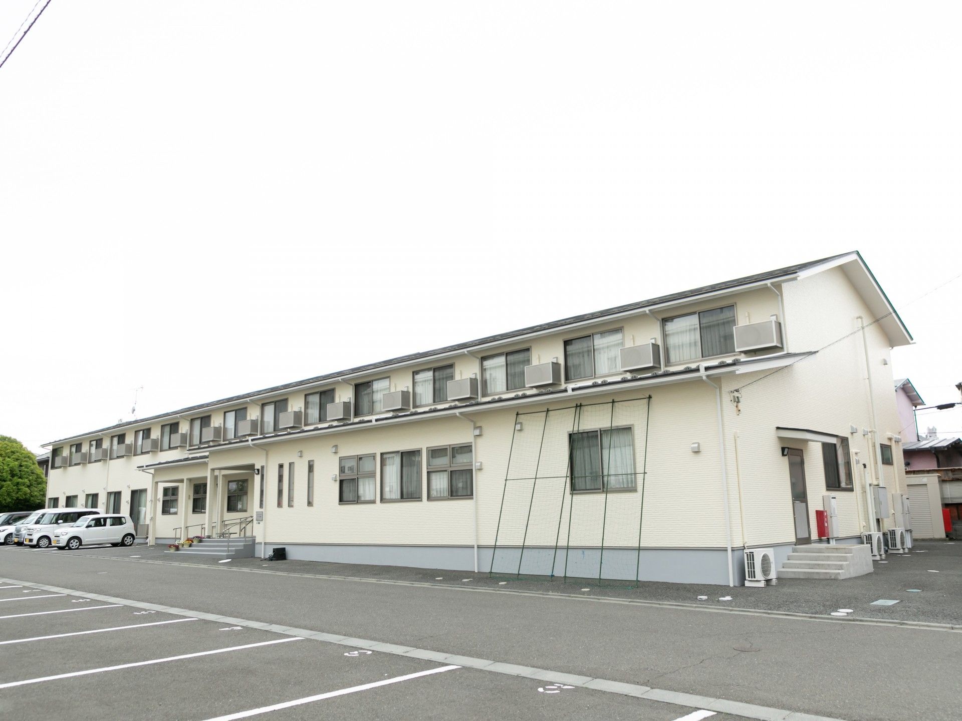 広々とした駐車場のある建物