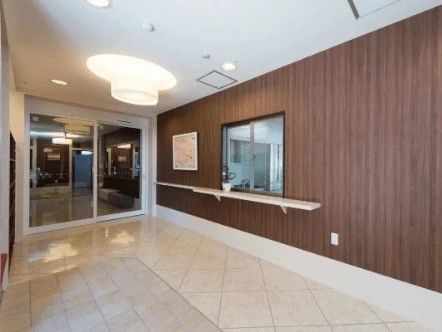 大きなガラス戸の自動ドア。玄関の出入り口付近には受付もある。