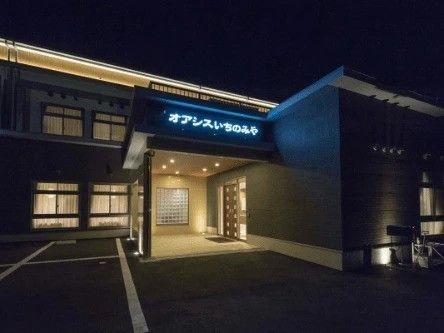 周辺は真っ暗だが、玄関周りと住宅名には明かりがともりよく見える。