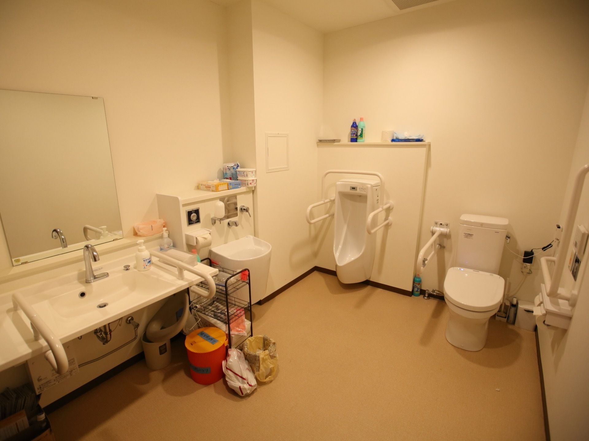 広くスペースを確保したトイレには、洗面台、オストメイトパック、男性用小便器、温水洗浄便座器が設置されている。
