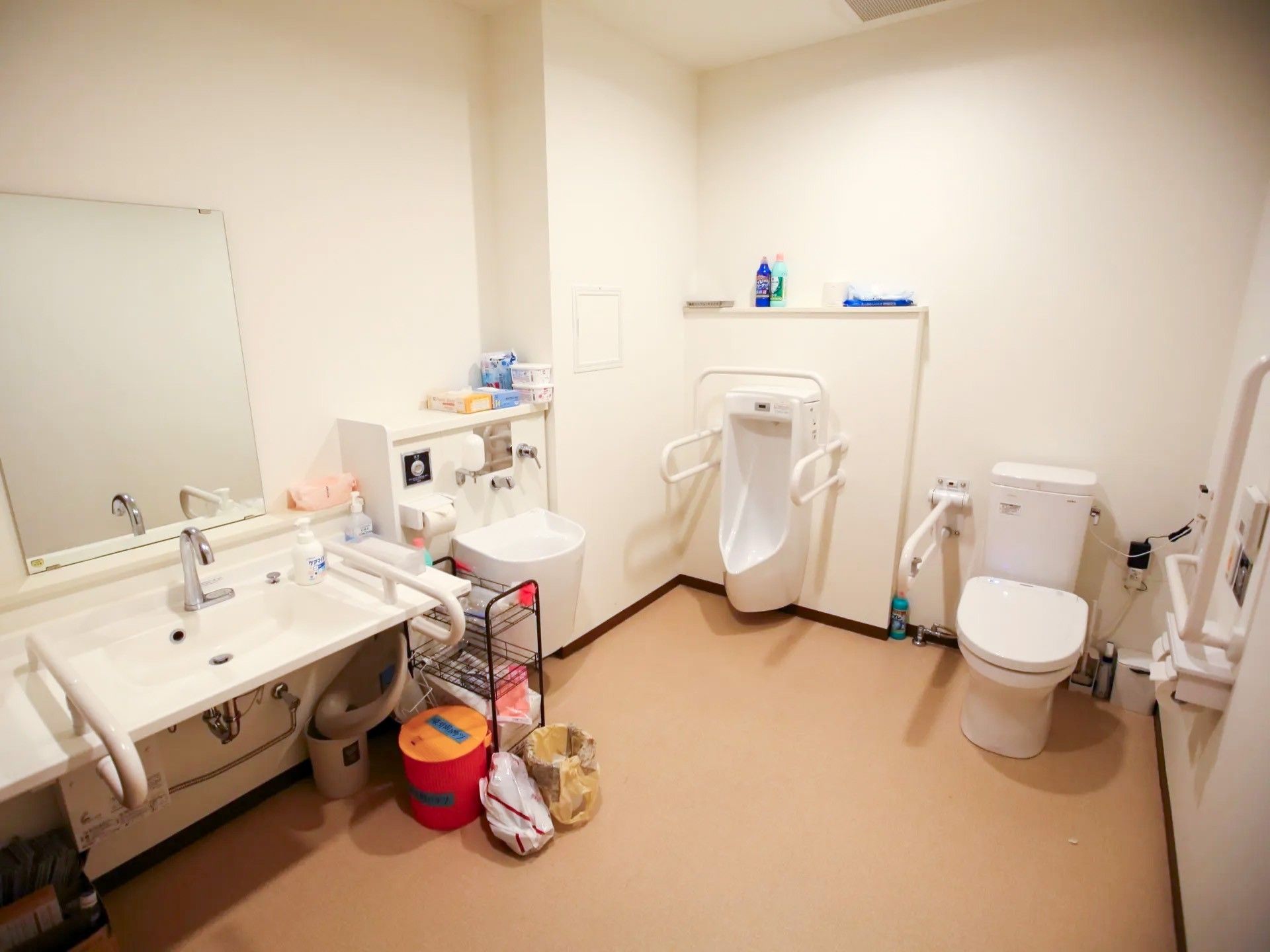 広くスペースを確保したトイレには、洗面台、オストメイトパック、男性用小便器、温水洗浄便座器が設置されている。