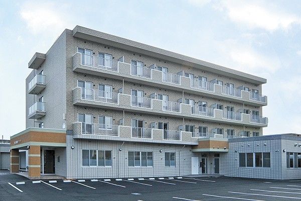 広々とした建物外観