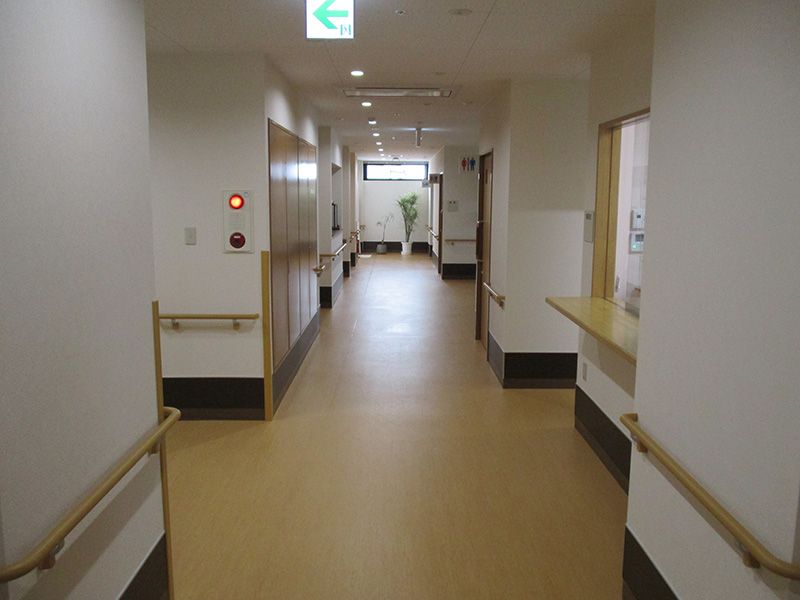 明るく広々とした廊下