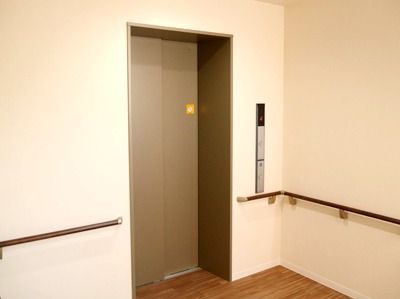 エレベーターの周りには手すりがあり、余計なものは置かれていない。