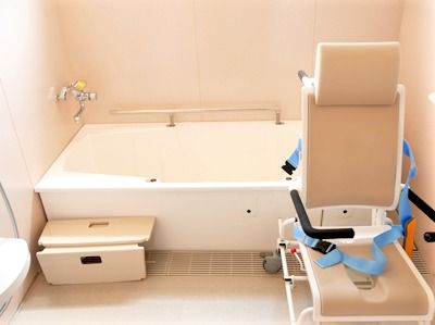 機械浴が設置された浴室には昇降台やシャワーもあり、掃除も行き届いている。